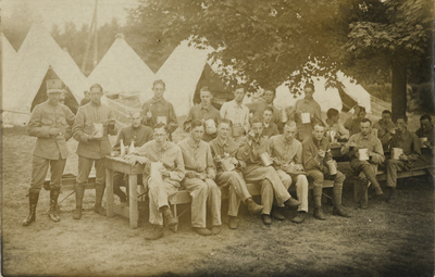602857 Groepsportret van militairen in het veld met op de eerste rij, tweede van links, Karel van Steenwijk.